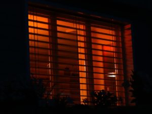rotes Licht hinter Außenrollos