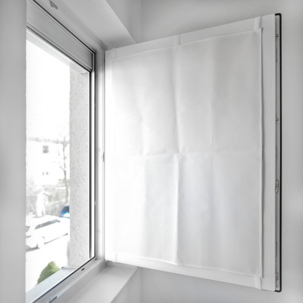 Außenansicht eines weißen Hitzeschutzprodukts, präsentiert unter natürlichen Lichtbedingungen, um die Effektivität und Designqualität zu betonen.