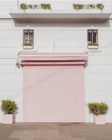 Stilvolles Außenrollo in Pink, bietet effektiven Sonnenschutz auf der Terrasse eines modernen Hauses.