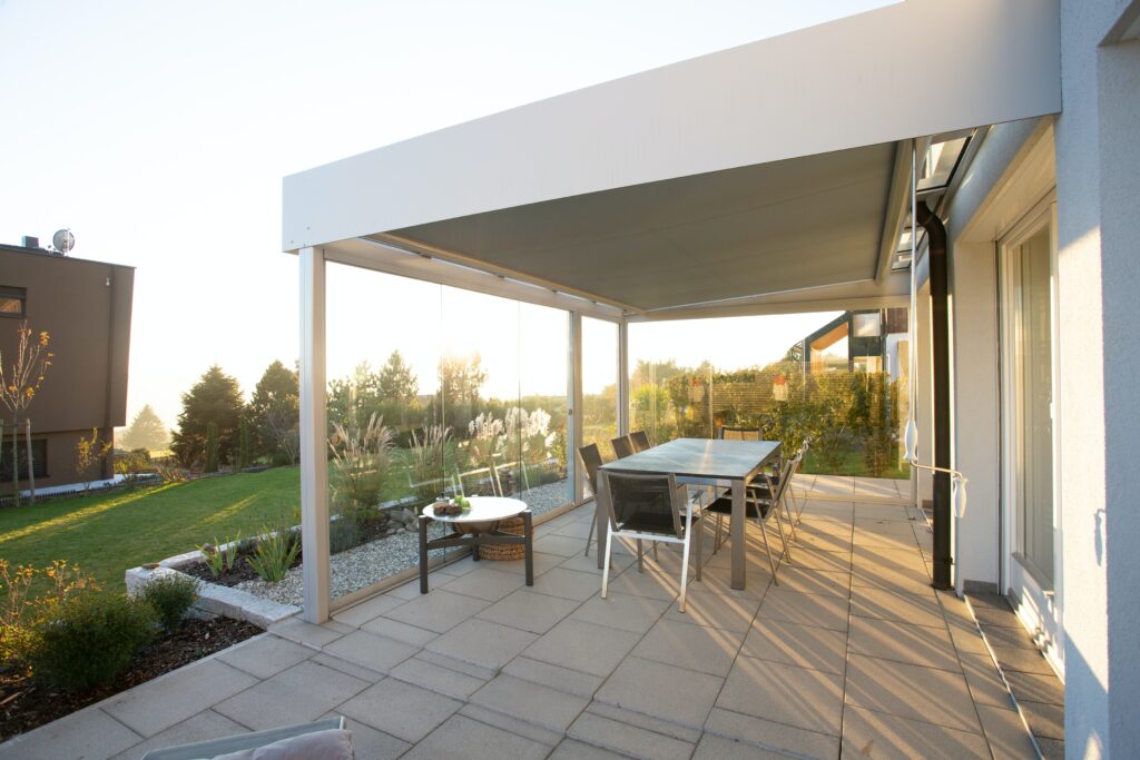 VaroSun Hitzeschutz an Terrassentüren eines modernen Wohngebäudes, schützt effektiv vor intensiver Sonneneinstrahlung und verbessert das Raumklima.