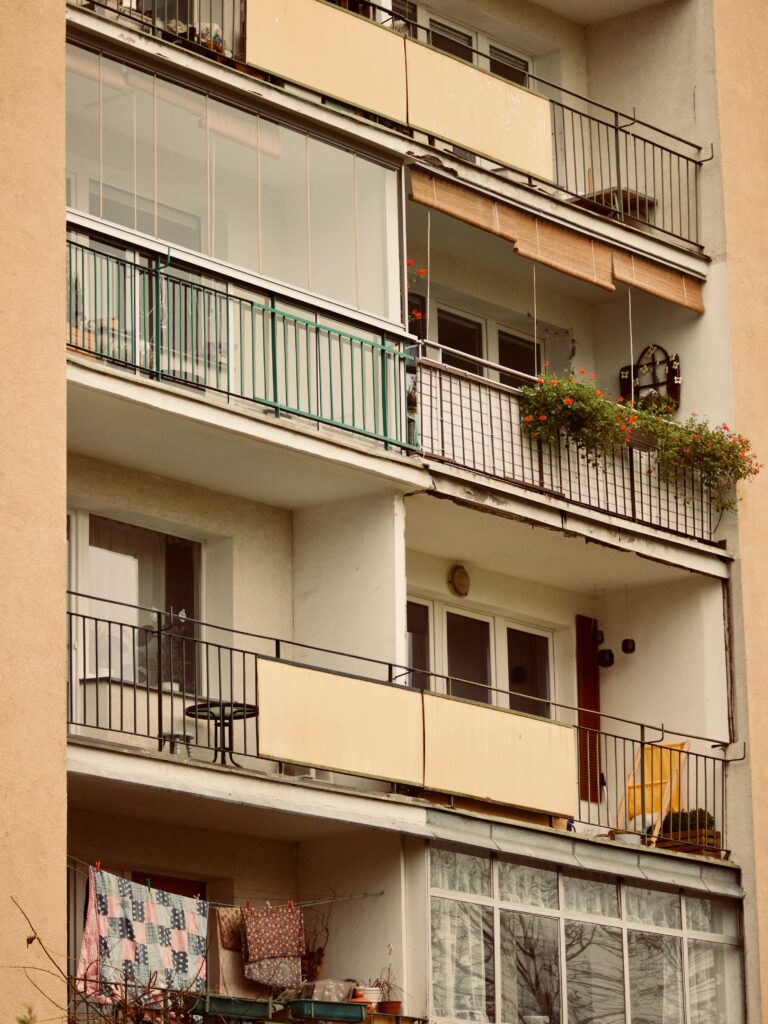 VaroSun Hitzeschutz an Balkontüren eines eleganten Apartments, sorgt für angenehme Raumtemperaturen und Schutz vor direkter Sonneneinstrahlung.