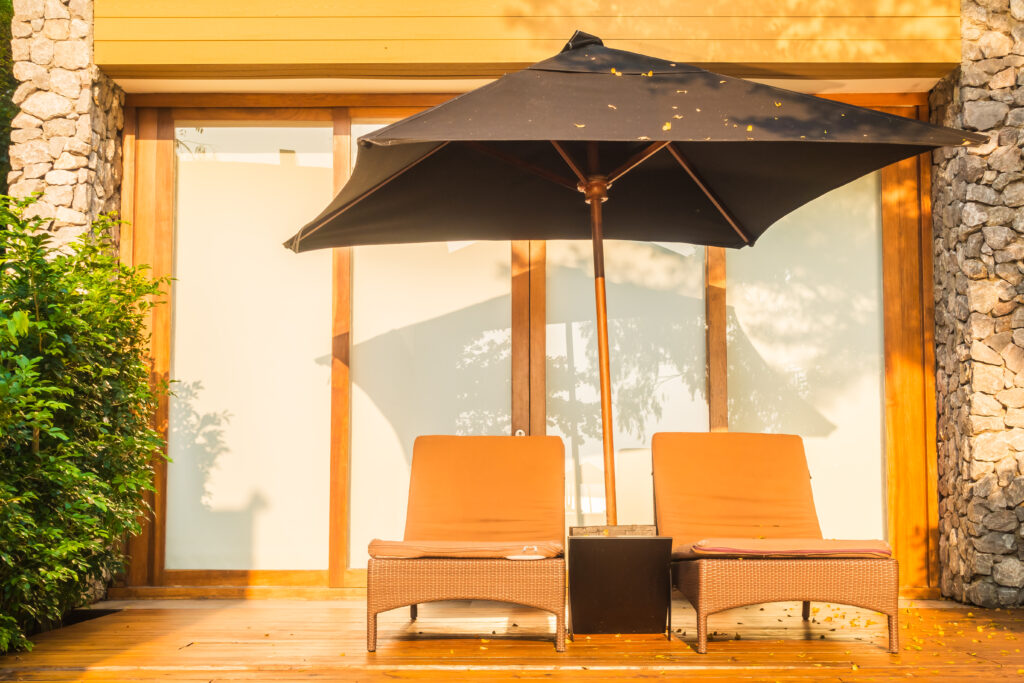 VaroSun Sonnenschutz an Terrassentüren eines modernen Hauses, bietet Schatten und reduziert die Wärme, während die Aussicht auf den Außenbereich erhalten bleibt.